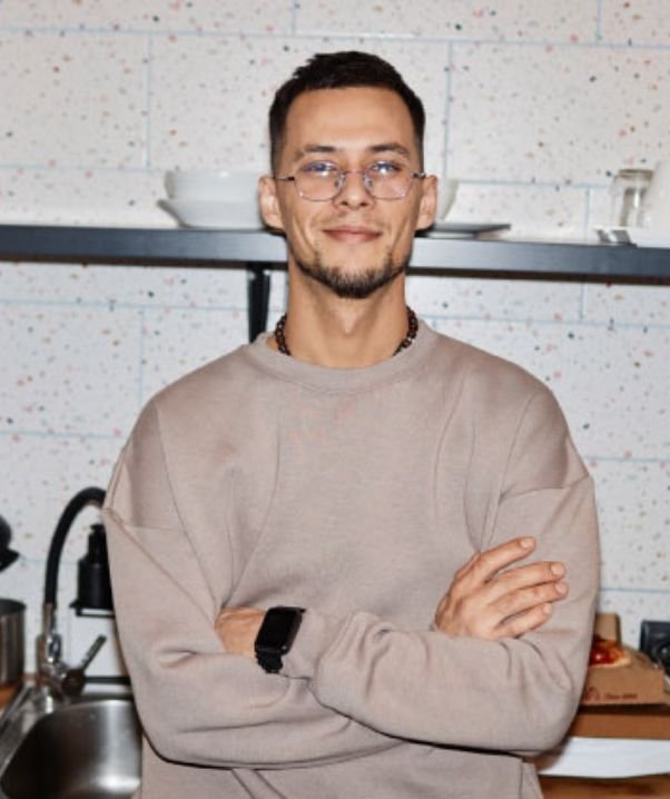 Promedis_empfehlungsbonus_mann_lacht_602x718